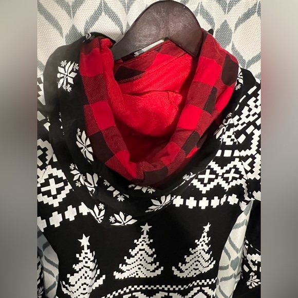 Brand: & | Size: Small | Colors: Red, Black, & White - Picture 5 of 6